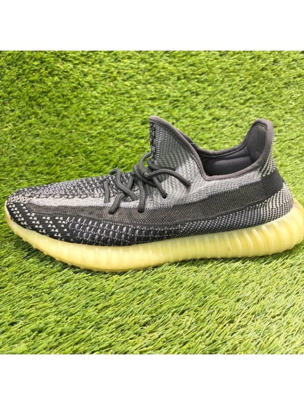 Adidas Yeezy Boost 350 V2 Carbon Mens Size 12 Bllack Running Shoes Sneakers